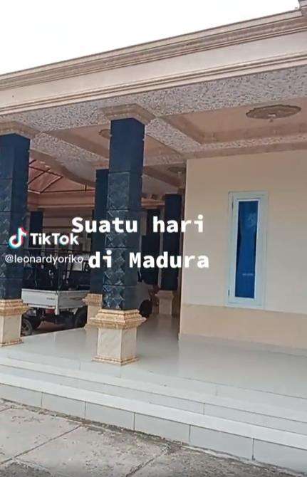 Rumah besar dan mewah di Madura.