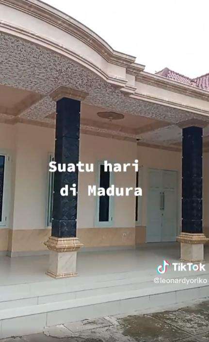 Rumah besar dan mewah di Madura.