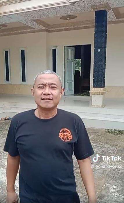 Rumah mewah di sebelah rumah reyot.