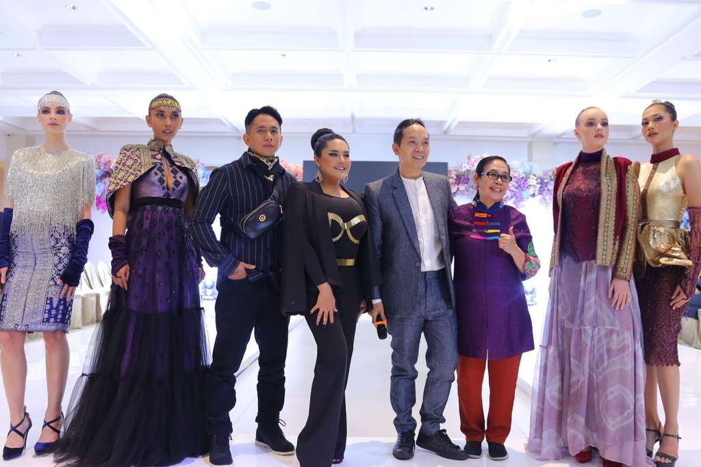 Hengki Kawilarang di NYFW 2023