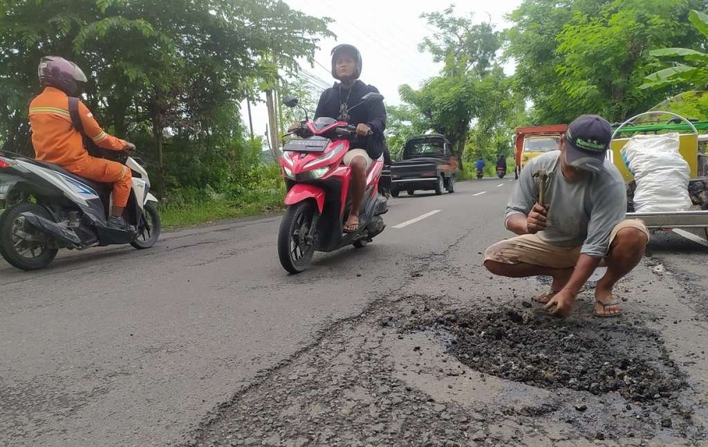 Demi Keselamatan Anak, Tukang Becak di Lamongan ini Rela Tambal Jalan Berlubang Seorang Diri
