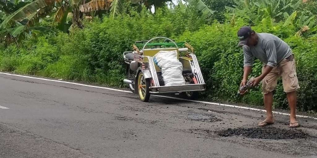 Demi Keselamatan Anak, Tukang Becak di Lamongan ini Rela Tambal Jalan Berlubang Seorang Diri