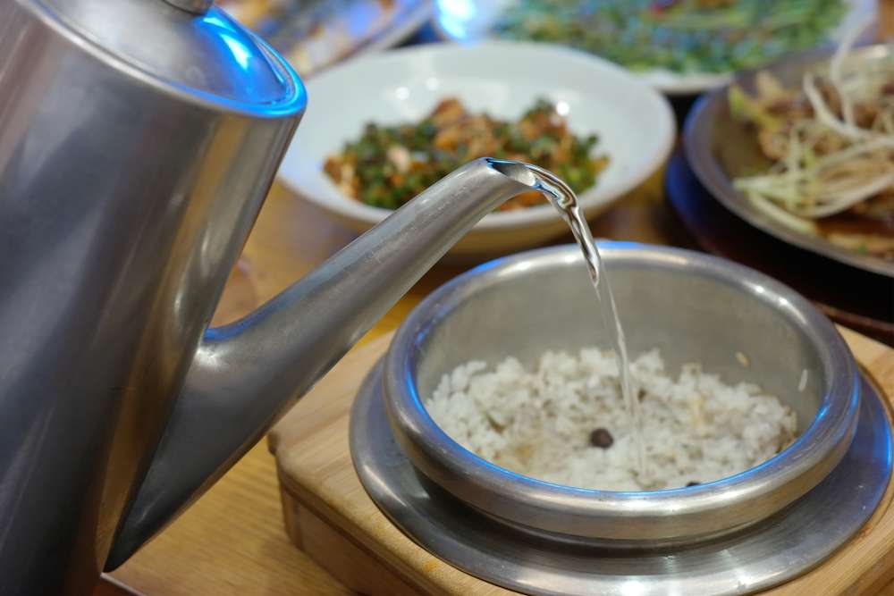 Menuang Air