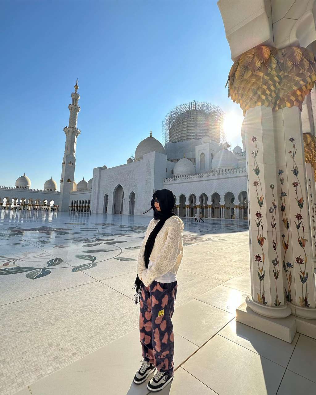 Potret Jenny Jennie Blackpink Berhijab Kunjungi Masjid Sheikh Zayed
