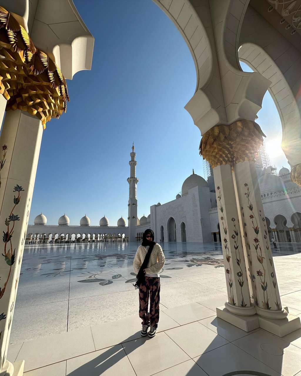 Potret Jenny Jennie Blackpink Berhijab Kunjungi Masjid Sheikh Zayed