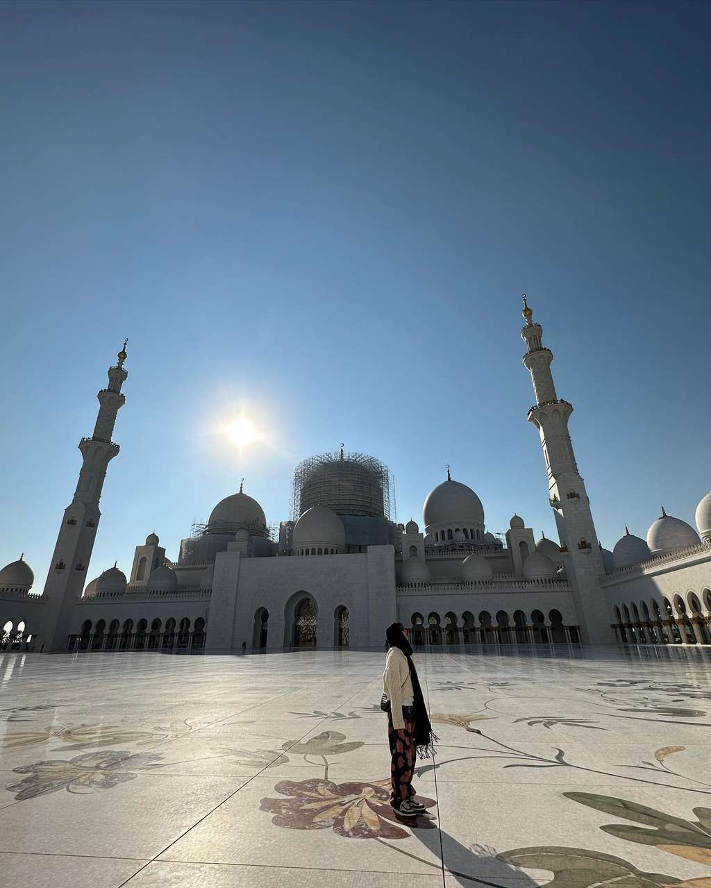 Potret Jenny Jennie Blackpink Berhijab Kunjungi Masjid Sheikh Zayed