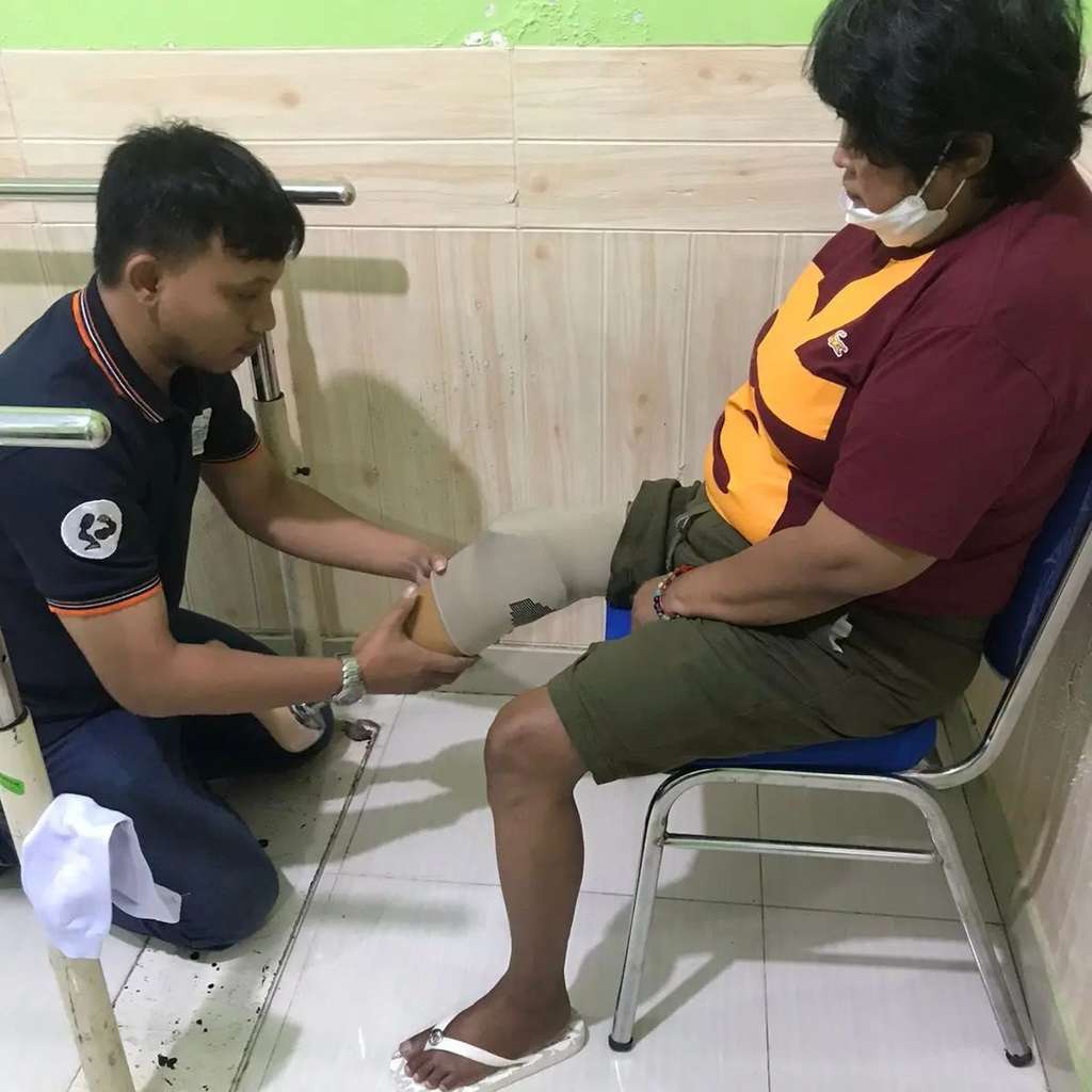 Suti Karno pakai kaki palsu Suti Karno pakai kaki palsu
