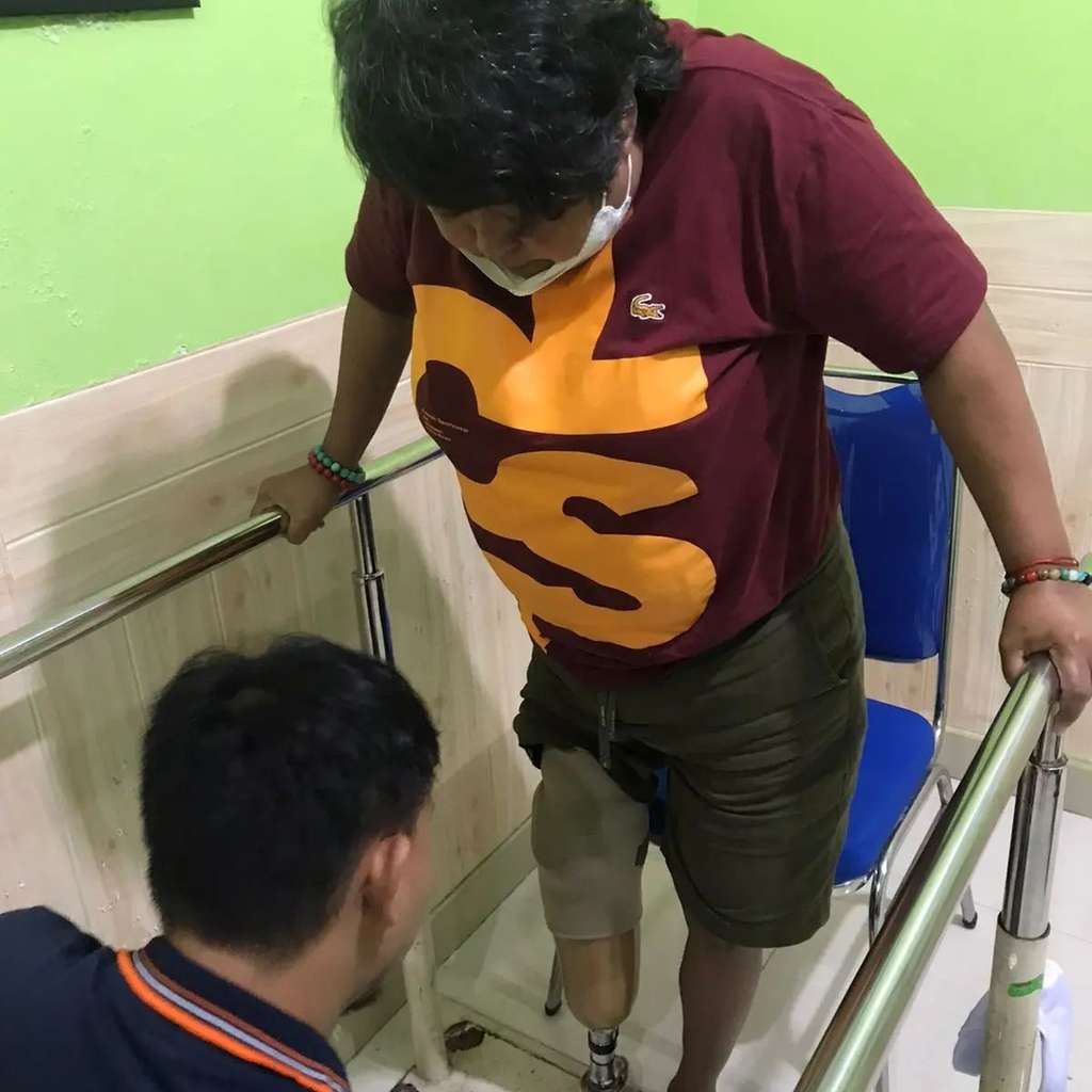 Suti Karno pakai kaki palsu Suti Karno pakai kaki palsu
