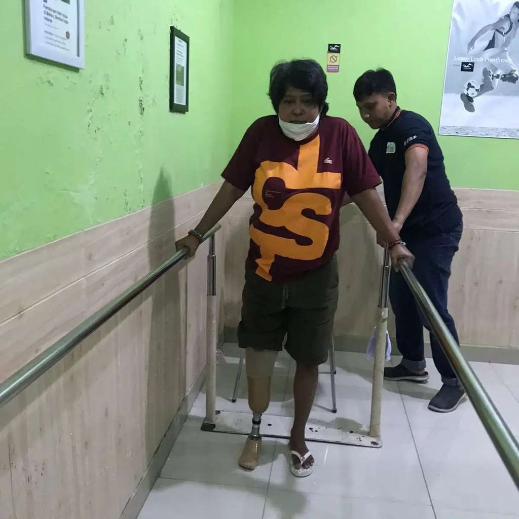 Suti Karno pakai kaki palsu Suti Karno pakai kaki palsu