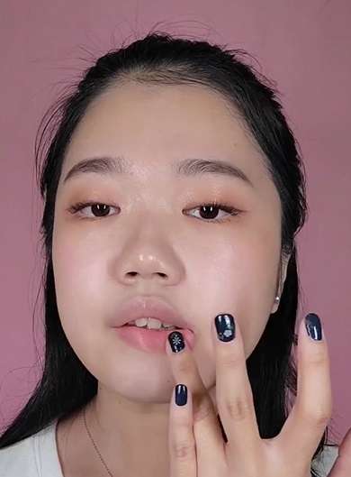Memakai Lipstik