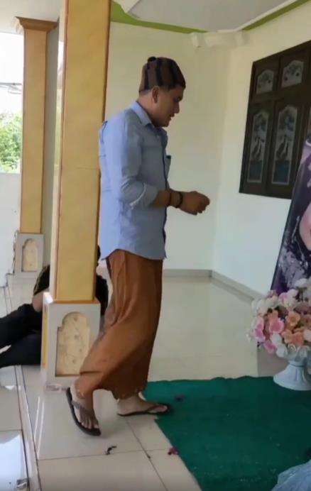 Viral angpau pernikahan cukup gesek kartu atm di mesin EDC.