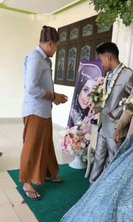 Viral angpau pernikahan cukup gesek kartu atm di mesin EDC.