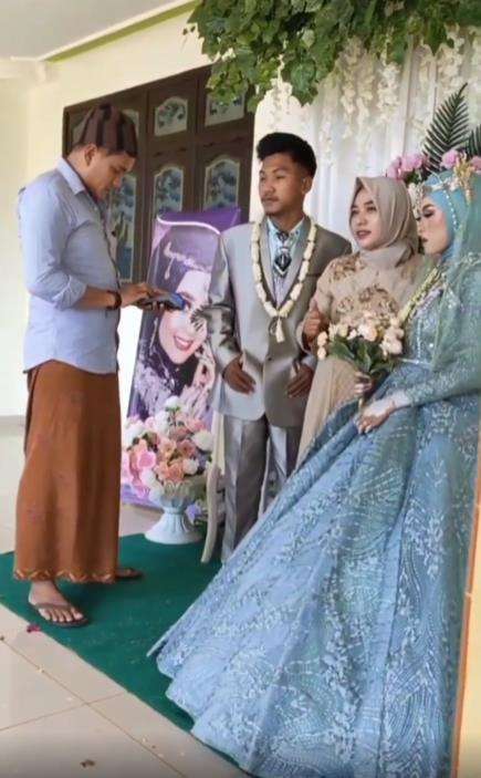 Viral angpau pernikahan cukup gesek kartu atm di mesin EDC.