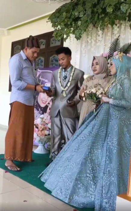 Viral angpau pernikahan cukup gesek kartu atm di mesin EDC.