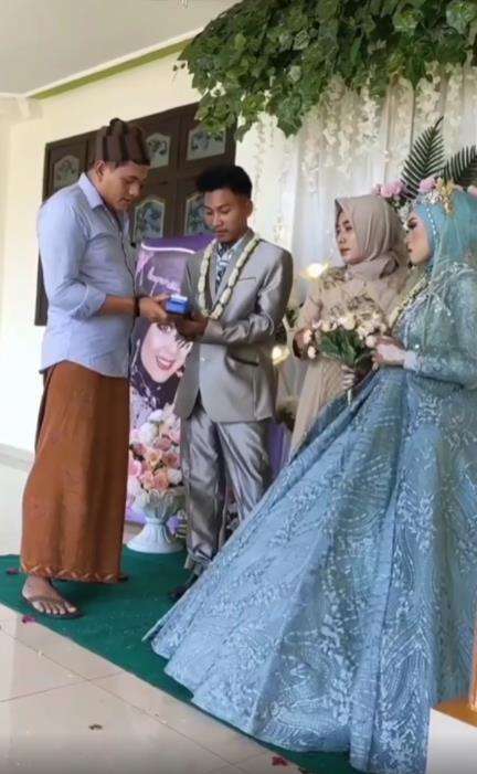 Viral angpau pernikahan cukup gesek kartu atm di mesin EDC.