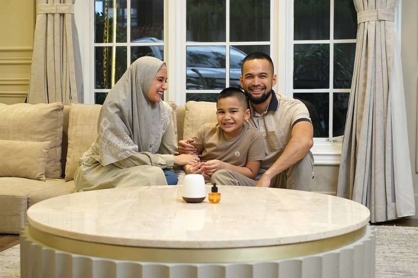 Adam bersama Shireen dan Wisnu