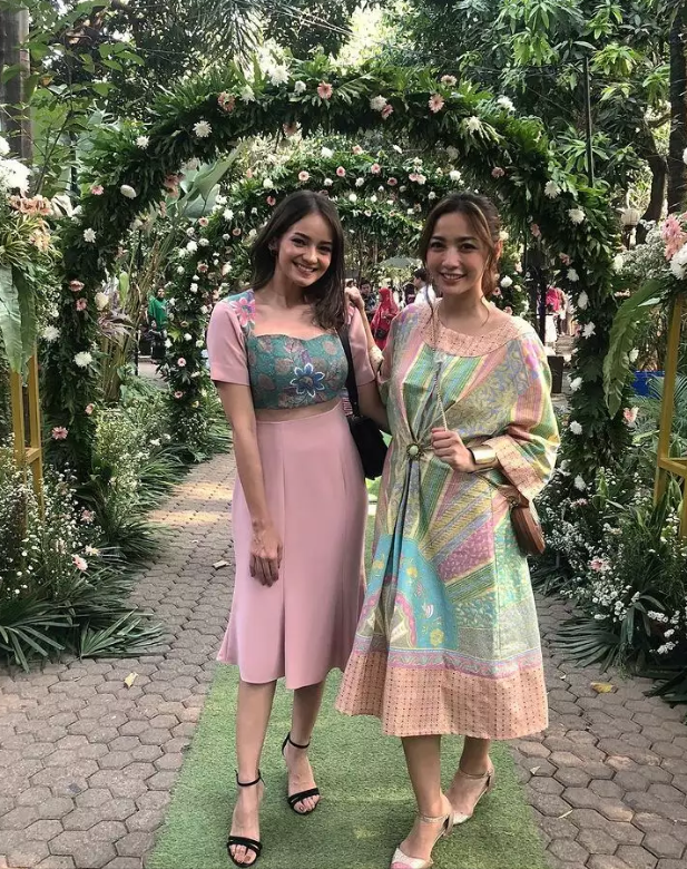 Instagram @hestipurwadinata Instagram @hestipurwadinata
