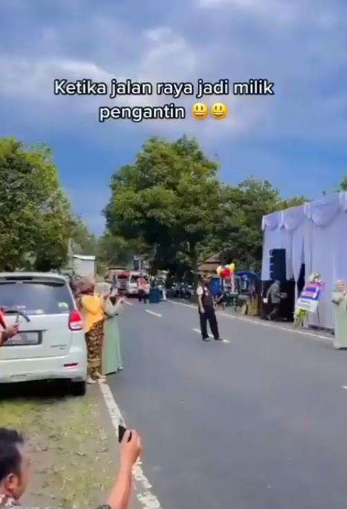 Acara hajatan pernikahan bikin repot pengguna jalan.