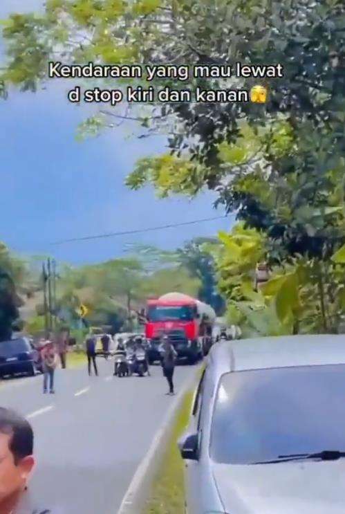 Acara hajatan pernikahan bikin repot pengguna jalan.