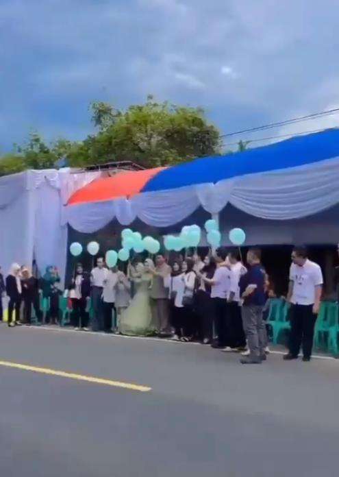 Acara hajatan pernikahan bikin repot pengguna jalan.