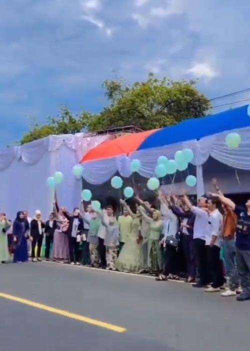 Acara hajatan pernikahan bikin repot pengguna jalan.