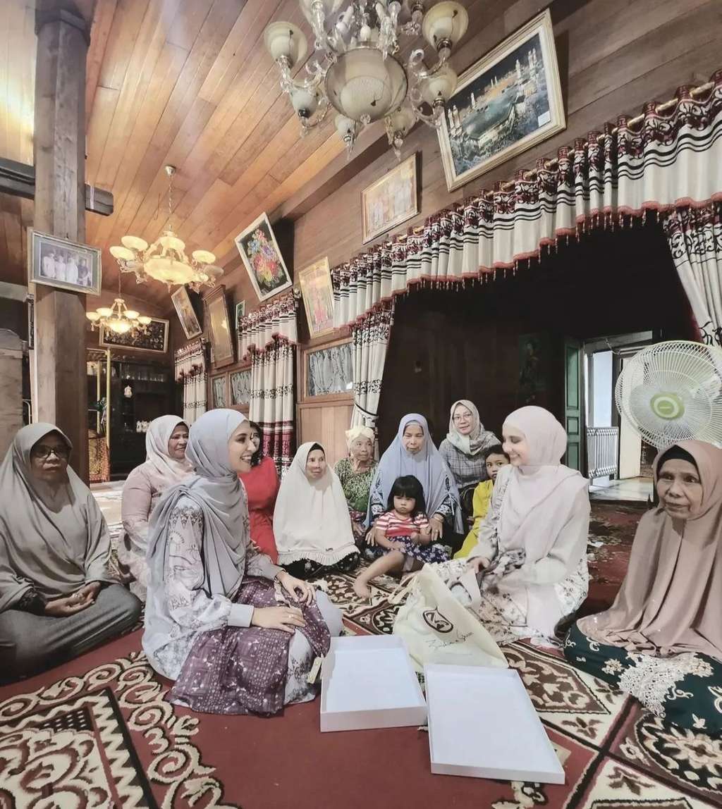Potret Shireen dan Zaskia Sungkar Pulang Kampung ke Sumbar, Bagikan Momen Masak Rendang hingga Makan Lesehan