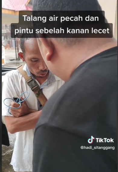 Tukang Becak Terdiam Pasrah Usai Tabrak Mobil Mewah, Reaksi Pemilik Mobil Bikin Terenyuh Tukang Becak Terdiam Pasrah Usai Tabrak Mobil Mewah, Reaksi Pemilik Mobil Bikin Terenyuh