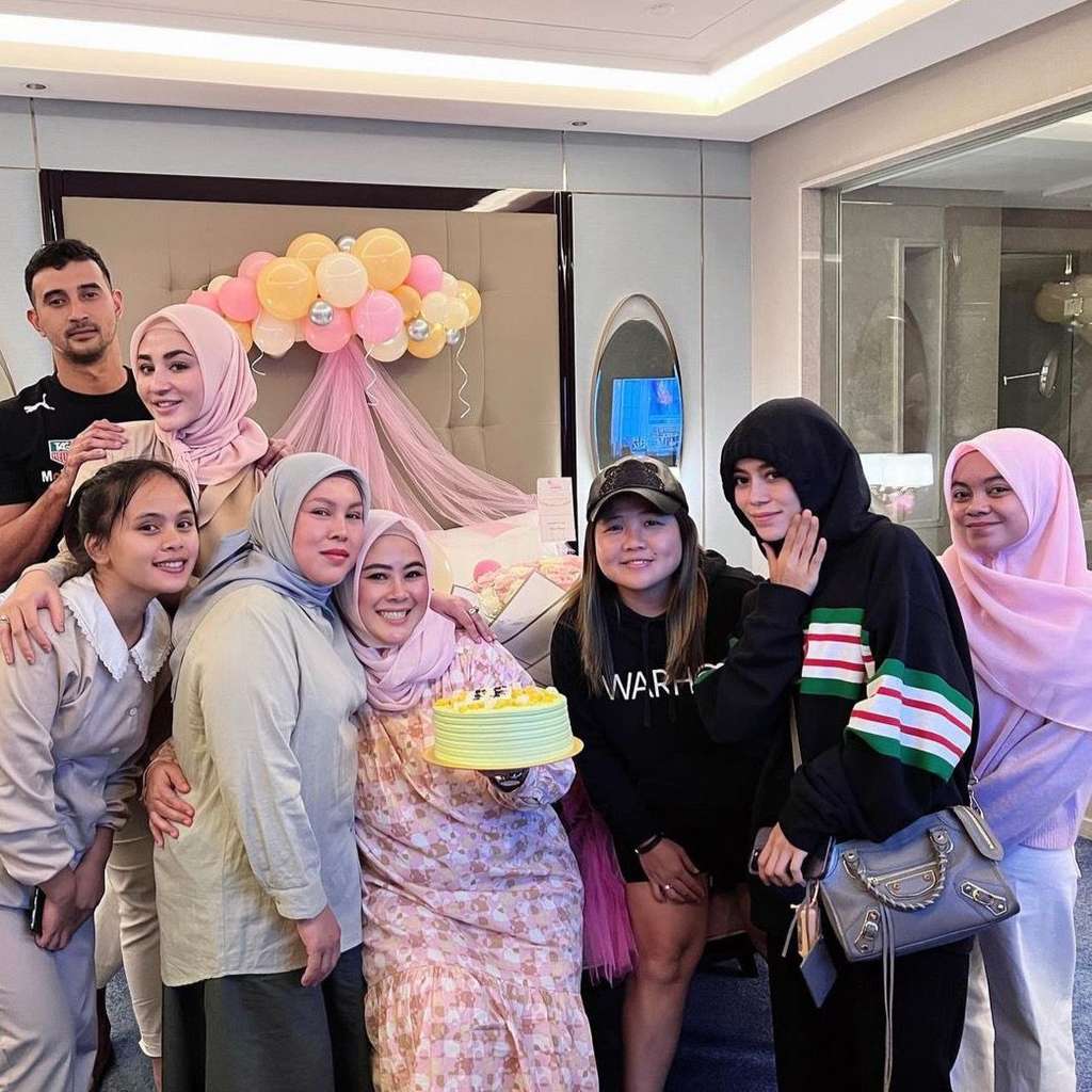 Heboh Tampilan Lesti Kejora Diduga Lepas Hijab di Perayaan Ultah, Auranya Beda Heboh Tampilan Lesti Kejora Diduga Lepas Hijab di Perayaan Ultah, Auranya Beda