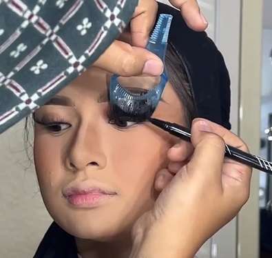 Memakai Eyeliner