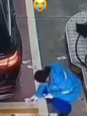 Miris! Pria Bayar dengan Cara Dilempar, Petugas Wanita Pom Bensin Ambil Uang di Tanah sampai Menyeka Air Mata