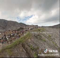 Jarang Terlihat, Begini Pemandangan Kawah Gunung Bromo