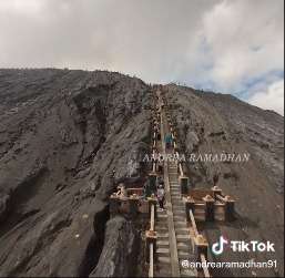 Jarang Terlihat, Begini Pemandangan Kawah Gunung Bromo