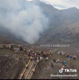 Jarang Terlihat, Begini Pemandangan Kawah Gunung Bromo