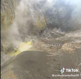 Jarang Terlihat, Begini Pemandangan Kawah Gunung Bromo