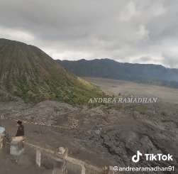 Jarang Terlihat, Begini Pemandangan Kawah Gunung Bromo