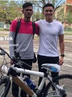 Jalan Kaki Sejauh 7 km, Kurir Ini Diberi Hadiah Sepeda Setelah Berbulan-Bulan Menabung Untuk Membelinya