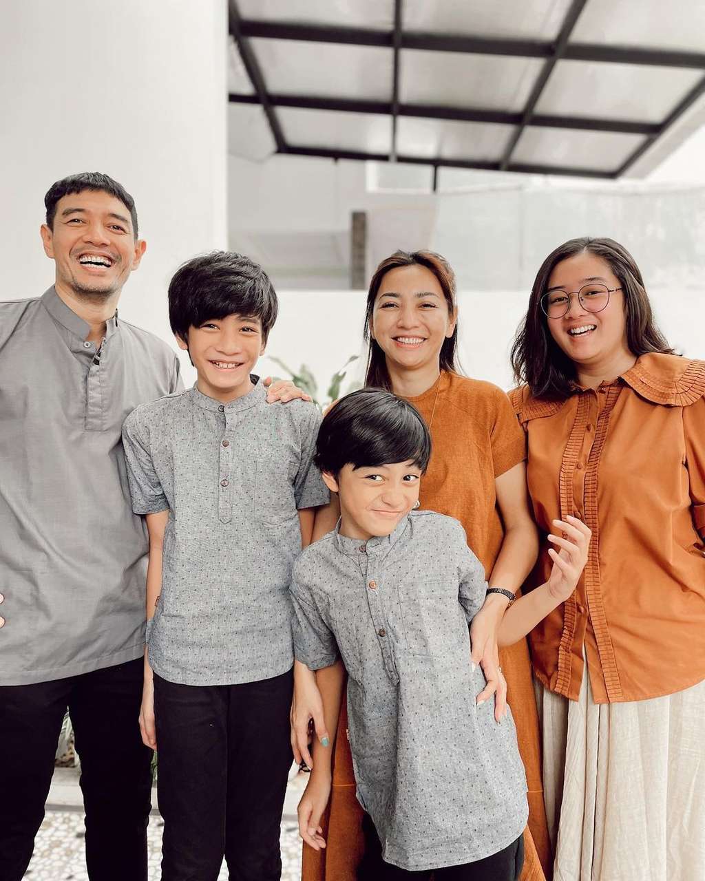 Hesti Purwadinata dan Putri Sambungnya Hesti Purwadinata dan Putri Sambungnya