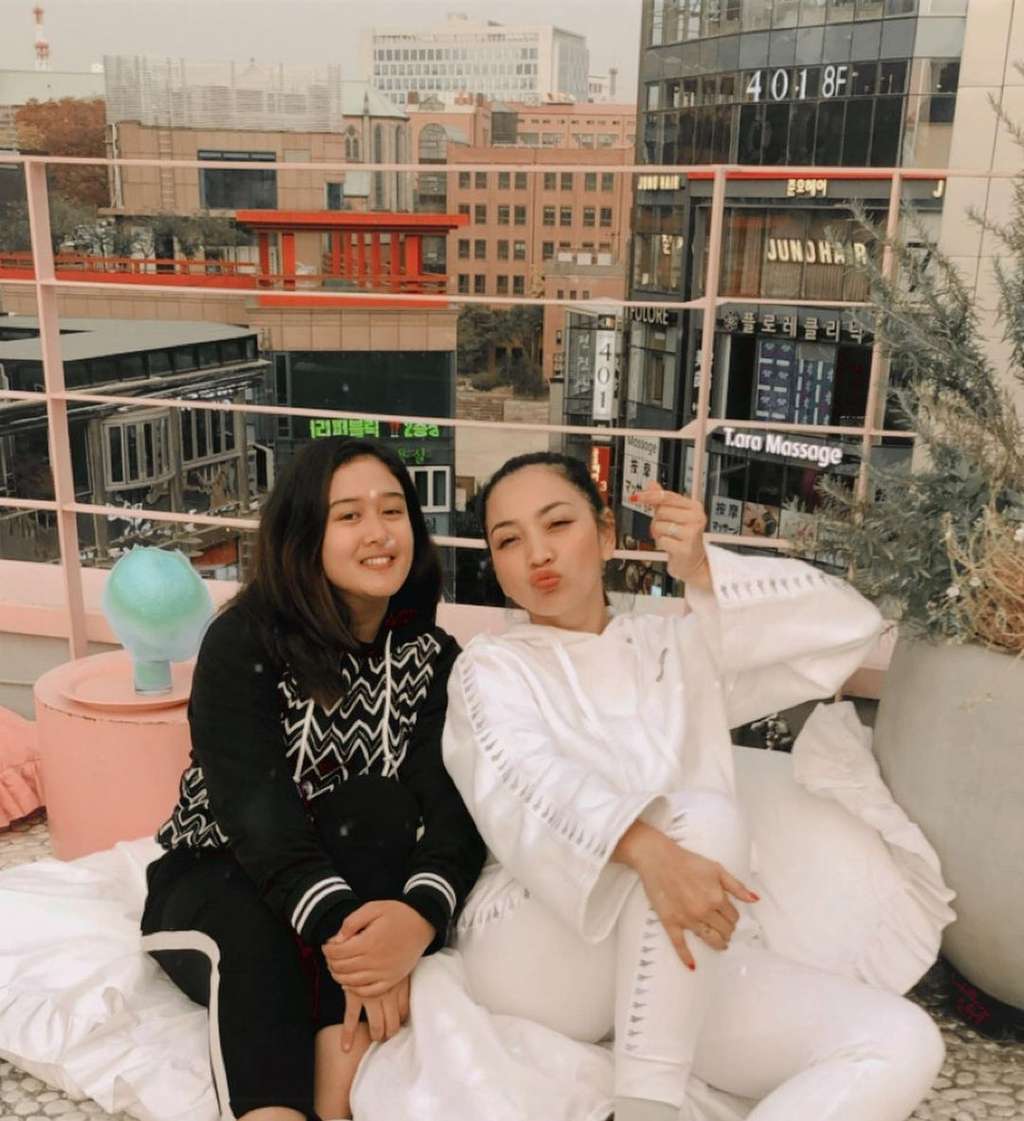 Hesti Purwadinata dan Putri Sambungnya Hesti Purwadinata dan Putri Sambungnya