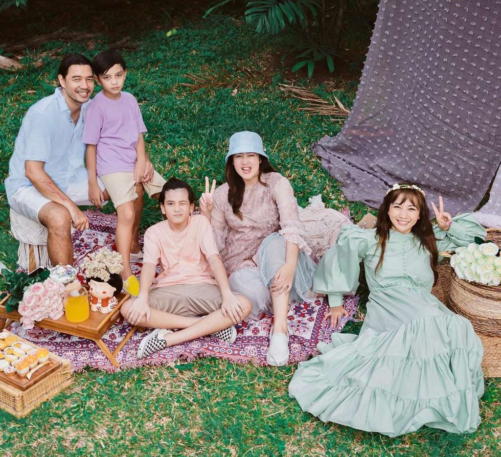 Hesti Purwadinata dan Putri Sambungnya Hesti Purwadinata dan Putri Sambungnya