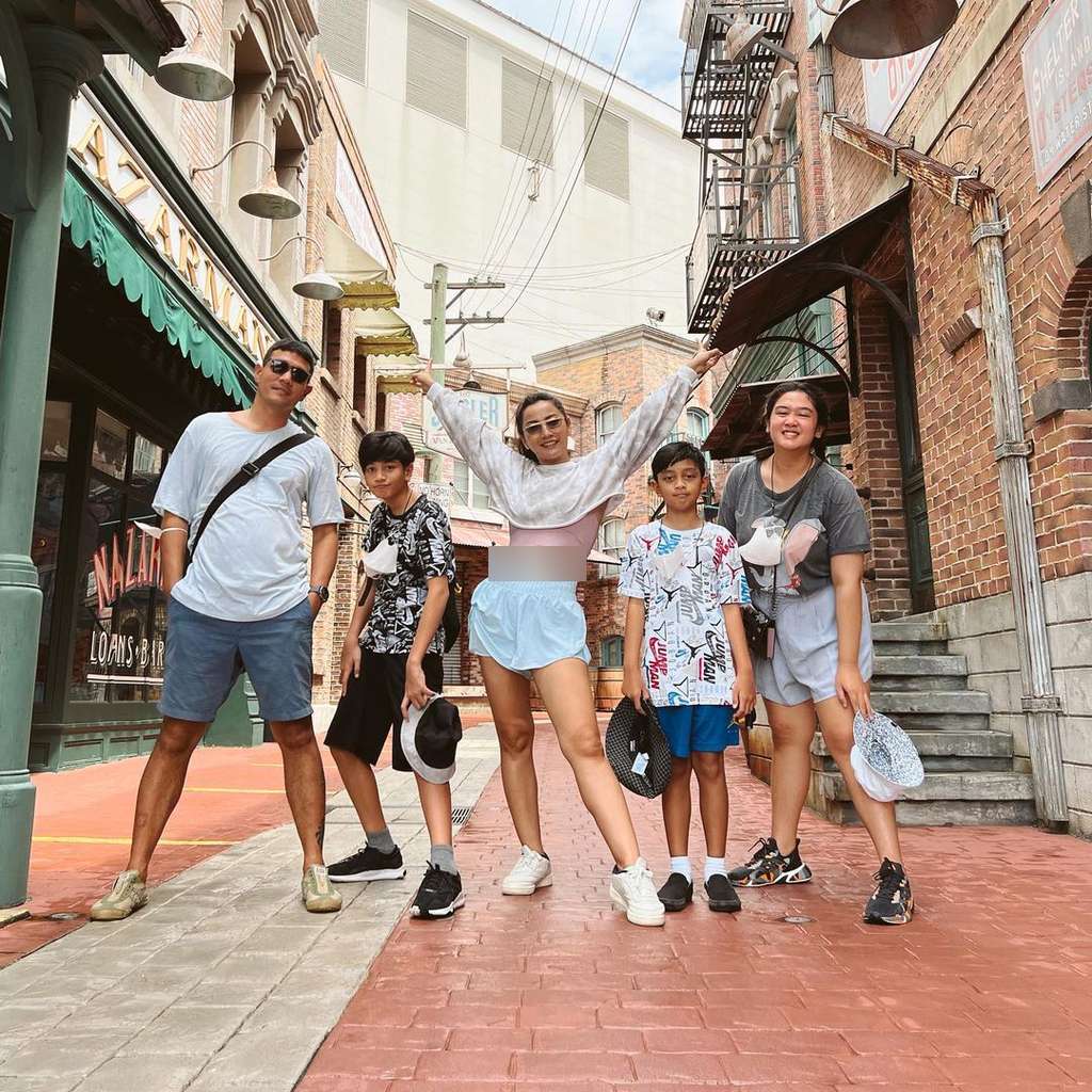 Potret Hesti Purwadinata bareng putiri sambungnya Potret Hesti Purwadinata bareng putiri sambungnya