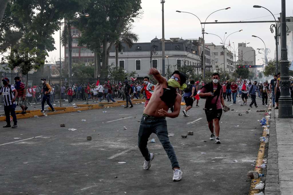 Massa di Peru meminta pemilu dipercepat dan krusuhan pun pecah