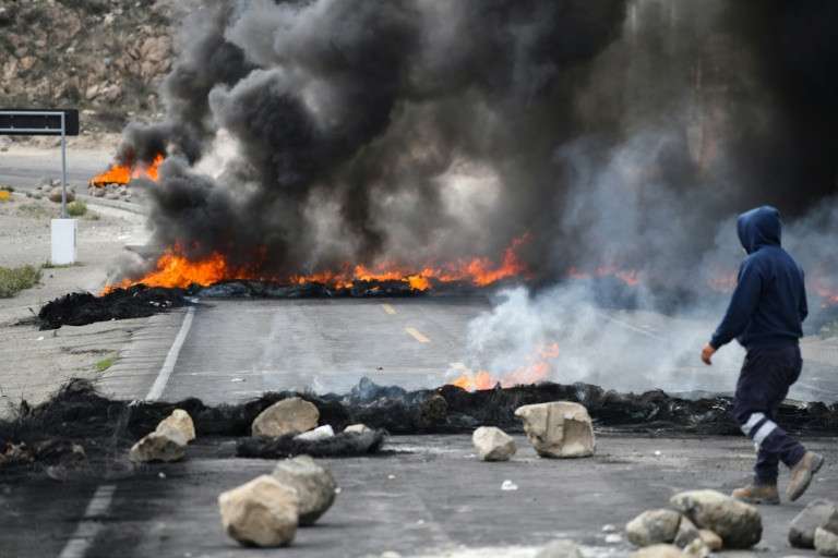 Massa demosntarn memblokade jalan di Peru