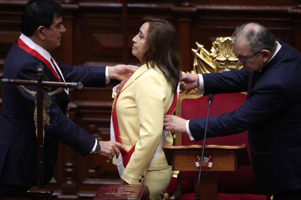 Wakil Presiden Dina Boluarte  saat dilantik jadi Presiden Peru menggantikan Pedro Castillo