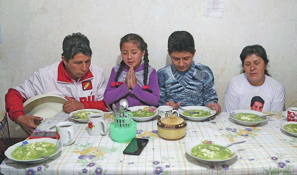 Pedro Castillo saat makan malam bersama keluarga