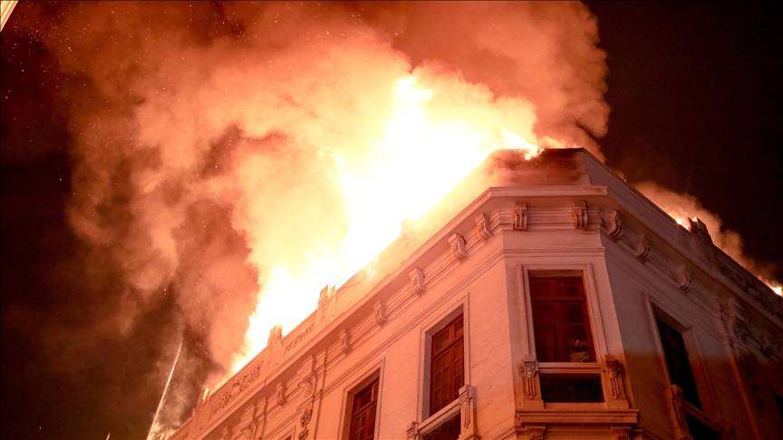 Gedung bersejarah berumur satu abad terbakar menyusul bentrok polisi dan demosntran Peru di ibukota Lima