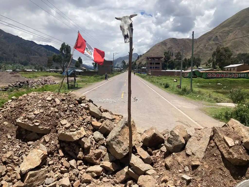 Barikade di jalan yang dibangun massa pendukung Castillo