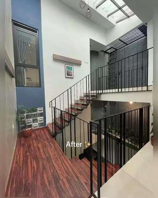 Desain rumah jadul tipe 45 jadi hunian modern bertema industrial dengan desain split level.