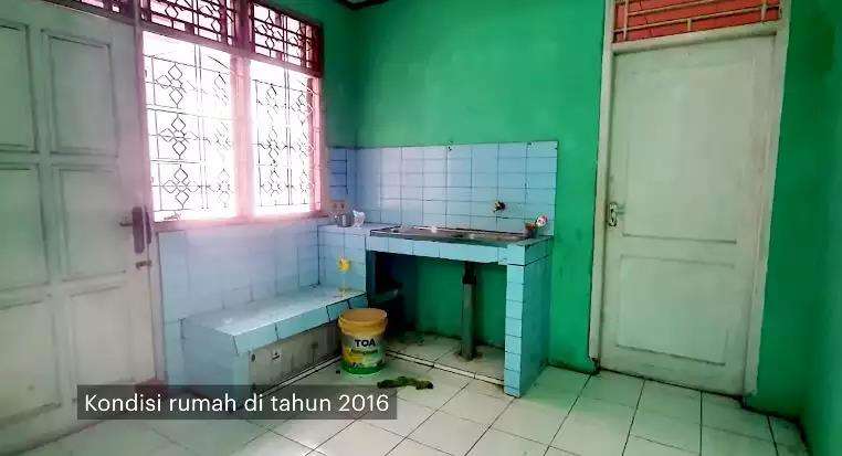 Desain rumah jadul tipe 45 jadi hunian modern bertema industrial dengan desain split level.