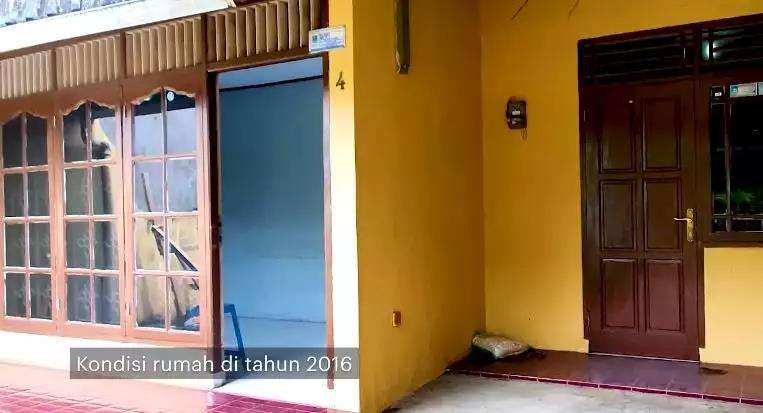 Desain rumah jadul tipe 45 jadi hunian modern bertema industrial dengan desain split level.