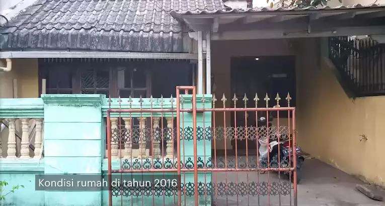 Desain rumah jadul tipe 45 jadi hunian modern bertema industrial dengan desain split level.